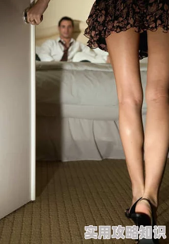 女人大胆脱去衣物，男生兴奋摸索她的肌肤感受无尽魅力