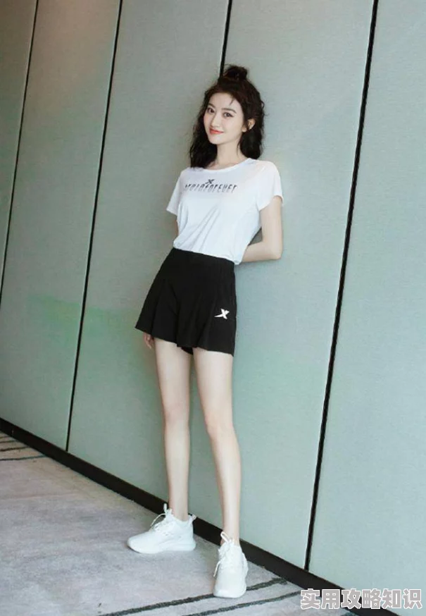 制服丝袜之校园春色：青春洋溢的校园里，时尚与活力交织，掀起一场视觉盛宴！