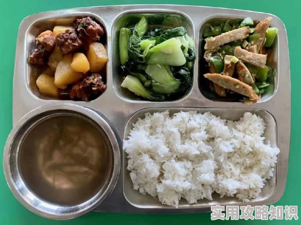 在校园的秘密角落，白丝高中生与神秘学长的禁忌之恋，竟让她感动得泪流满面！