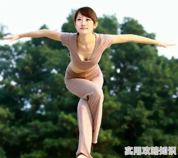 对着岳的大白屁股就是猛惊喜！原来是岳父大人在练习瑜伽