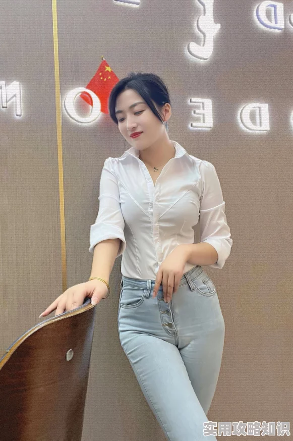 美女直播露全身传播正能量让我们一起欣赏美好生活与积极向上的态度