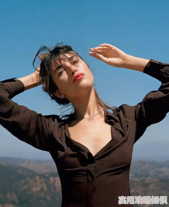 美女四肢被绑在床扒衣积极向上，勇敢追求梦想，展现自我魅力与力量