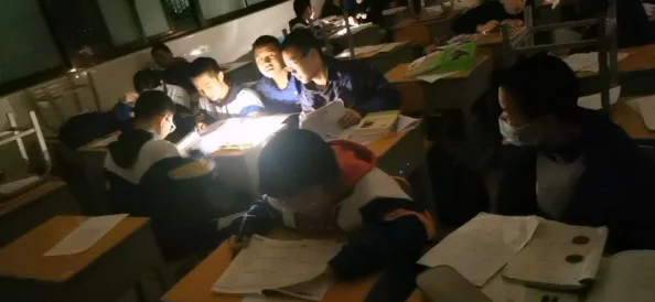 第一章教室停电h学生们在黑暗中用手机照明进行小组讨论 第一章教室停电h学生们在黑暗中用手机照明进行小组讨论