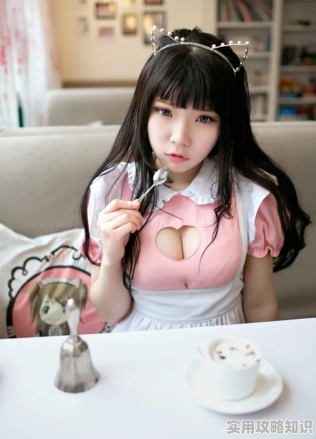 女仆被打屁股女仆在派对上意外跌倒引发众人围观并拍照