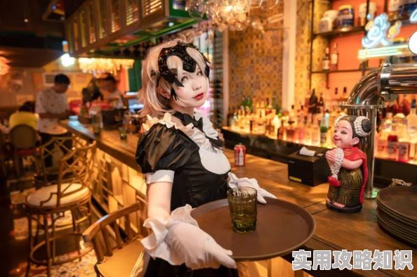 女仆被打屁股女仆在派对上意外跌倒引发众人围观并拍照