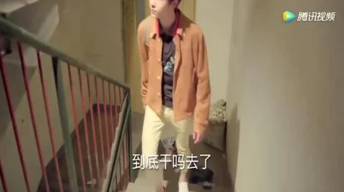 总裁边走楼梯嗯啊吃乃电梯故障总裁被迫爬楼梯娇喘连连险些摔倒
