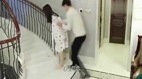 总裁边走楼梯嗯啊吃乃电梯故障总裁被迫爬楼梯娇喘连连险些摔倒