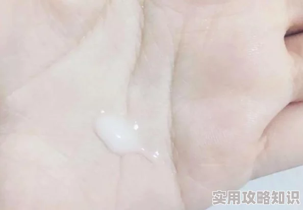 扒开她的腿她的白浆流出后续更新：她颤抖着高潮迭起，白色液体顺着大腿流淌