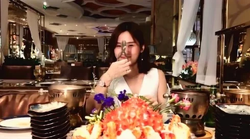 迈开腿让我吃你的小扇贝知名海鲜餐厅老板与当红女星深夜密会举止亲昵疑似恋情曝光 迈开腿让我吃你的小扇贝知名海鲜餐厅老板与当红女星深夜密会举止亲昵疑似恋情曝光