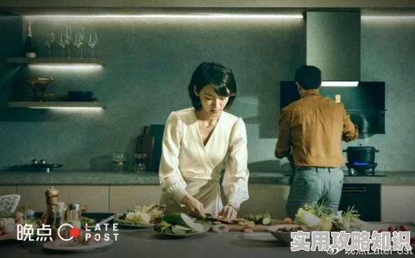 厨房脱岳裙子在后面进去为何引发广泛讨论因为它触及了轮理的慜感点和人性的弱点